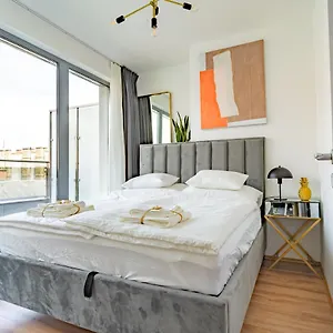 Apartment ~ Roof Terrace/ac/indoor Parking, Budapest